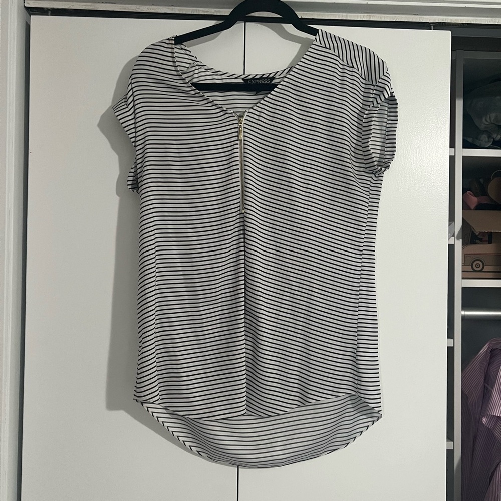 Express M shirt with zipper